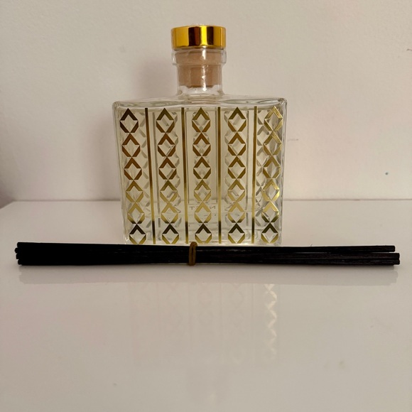 Nest Holiday Reed Diffuser - Picture 2 of 4